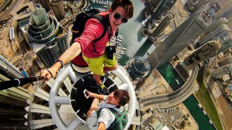 Selfie diatas pencakar langit