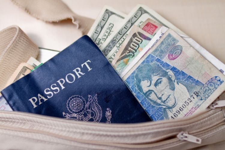 Biar lebih hemat, bawa uang tunai saat traveling ke luar negeri
