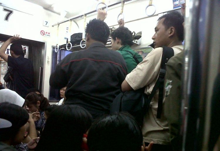 Penumpang commuter line yang netral