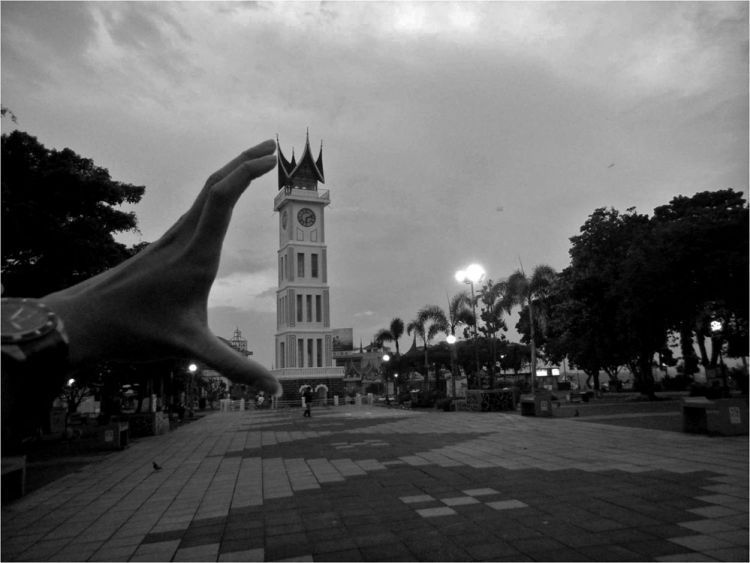 Berpose di Jam Gadang, Bukittinggi