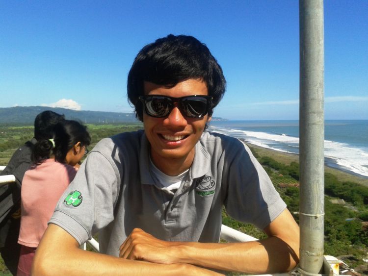 Berselfie di mercusuar Pantai Pandansari. Keren kan?