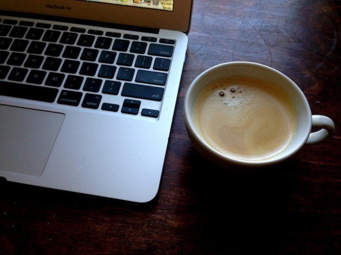 Hati-hati dengan minuman di samping laptop