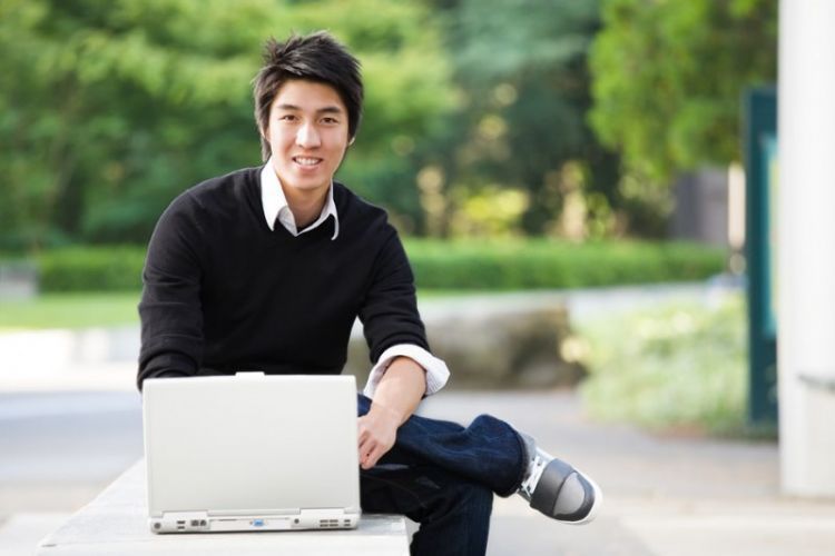 Internet smartphone untuk berkomunikasi dengan keluarga.