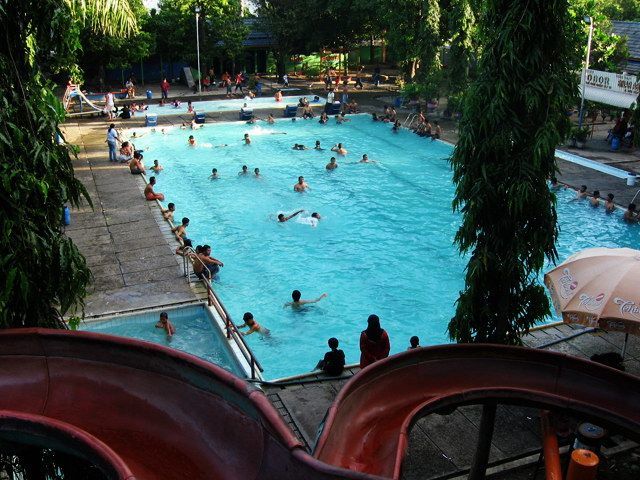 Kolam renang keluarga