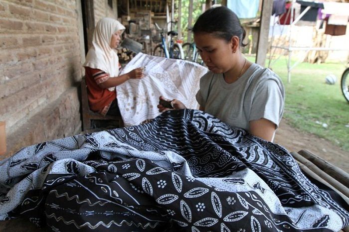 Belanja batik langsung di sentra produksinya