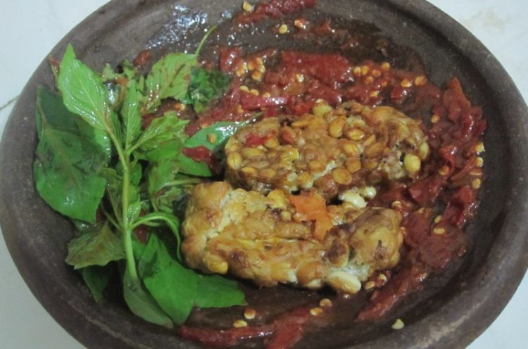 Tempe penyet begini nih yang bikin kangen!