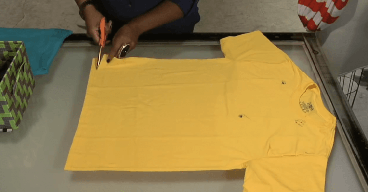 Potong bagian bawah kaos