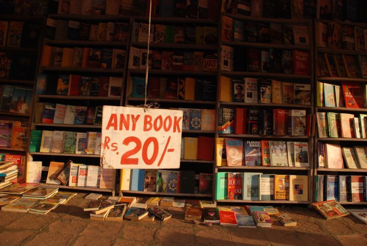 Aku ada di antara tumpukan buku yang kurang menarik.