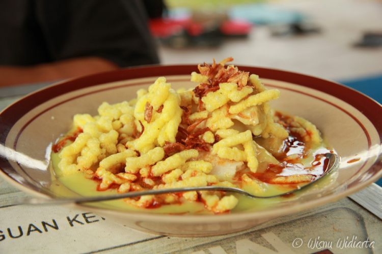 Kupat glabed dengan taburan kerupuk mie kuning