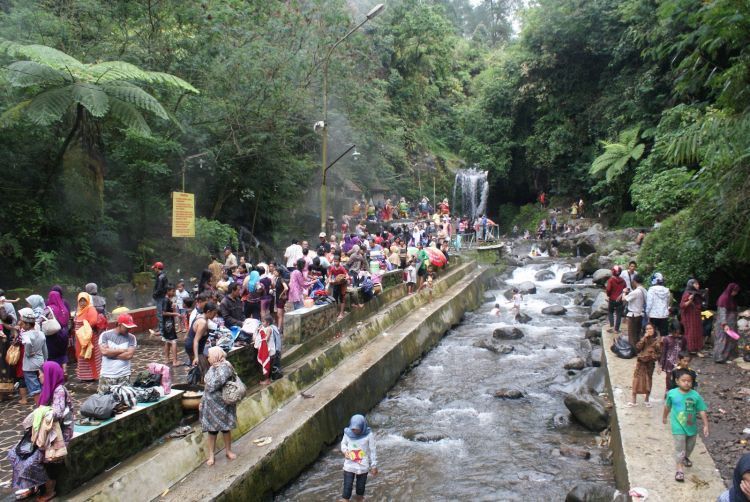 Pemandian Air Panas Guci yang tak pernah sepi pengunjung