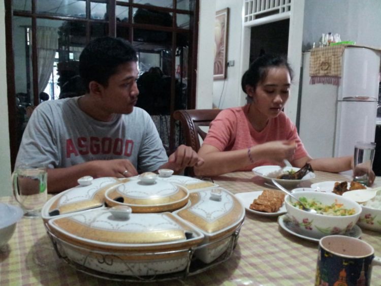 Padahal makanmu ya udah banyak