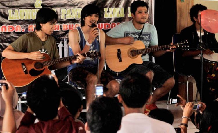 Ada banyak band keren yang manggung di gigs kampus