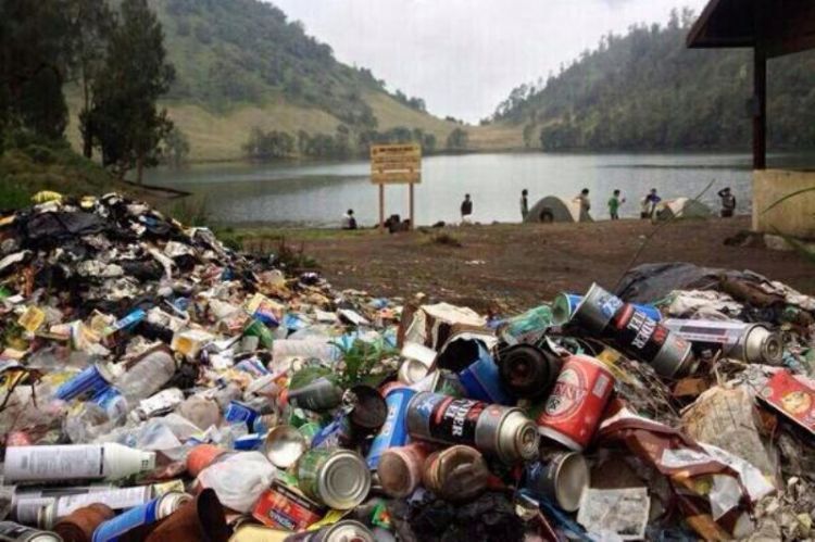 Tegur baik-baik mereka yang buang sampah sembarangan.