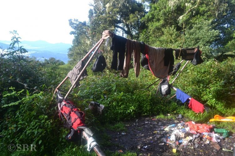 Meninggalkan sampah menumpuk di gunung.