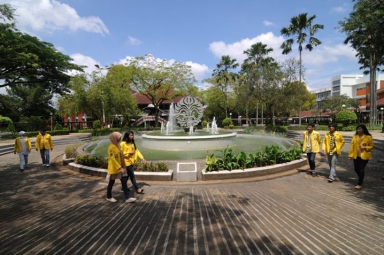 Pilih universitas yang bagus dalam jurusan yang kamu pilih.