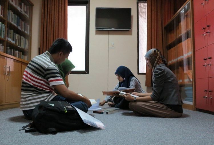 Berhubungan dengan kajian ilmu lain.