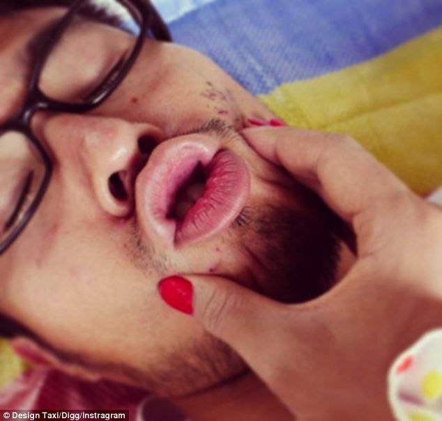 Nampaknya seperti, "she will kiss me"