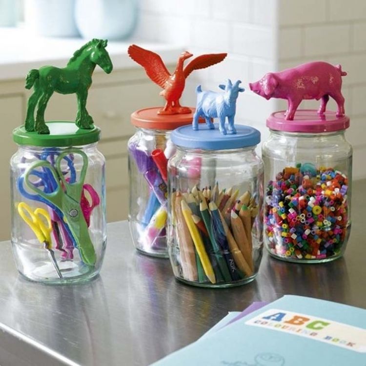 Toples kaca dengan tutup