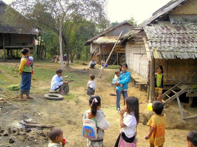 Mempelajari masyarakat dan budayanya 