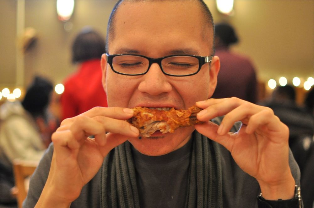 I like to eat chicken. Eating a roll. Цыпленок с фри блюдо. I like to eat chicken. I like to eat chicken.