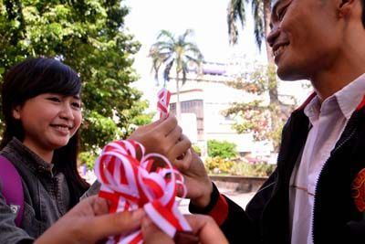 Polres Lhokseumawe Bagikan Bendera