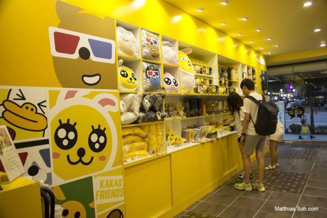 Ada banyak merchandise Kakaotalk, mulai dari boneka hingga flashdisk