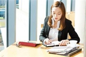 atas nama profesional aku seakan lupa dengan rindu yang sedang menggantung