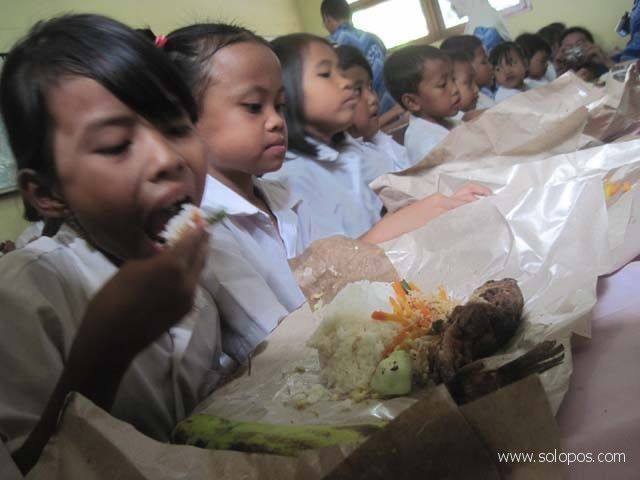 Asyiknya makan biar tak ngantuk di kelas