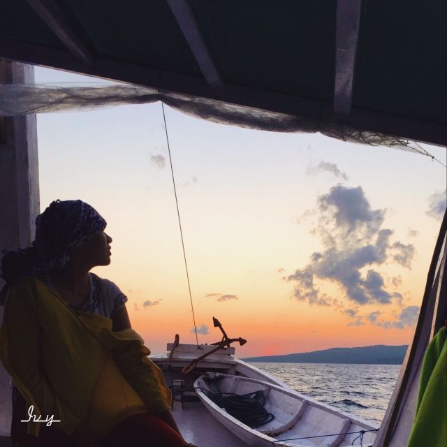 menikmati matahari terbit berteman angin laut