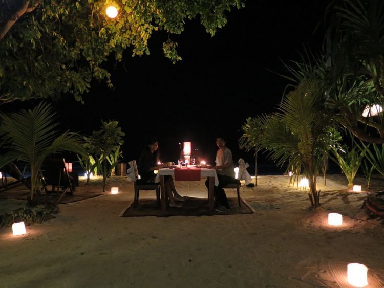 Makan malam romantis via http://limaapril.com/