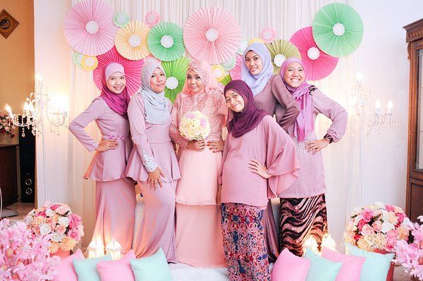 pengantin imut & ceria dibalik gaun pink