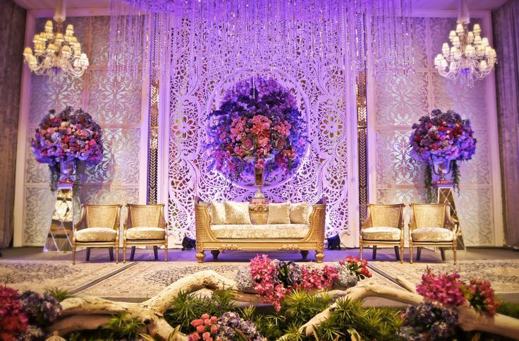 Gold, dan putih. Classy wedding decoration