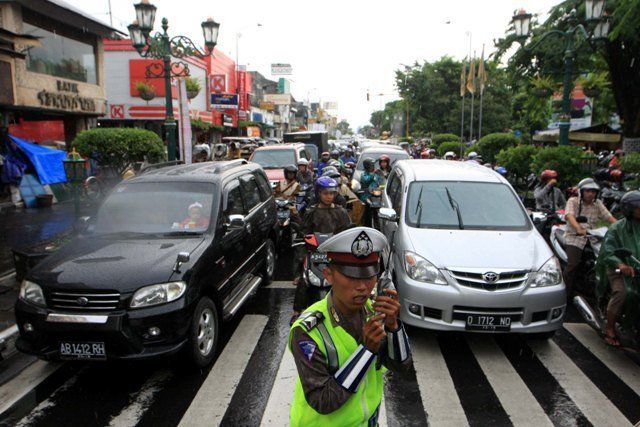 ada polisi masih aja ngelanggar marka jalan