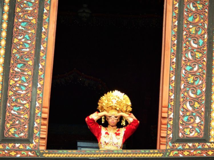 "Sekarang bilang dari Minang aja, deh."