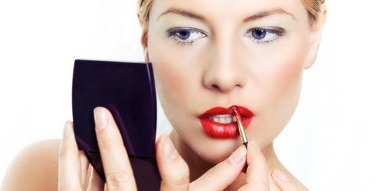 oleskan lipstik dengan gerakan satu arah