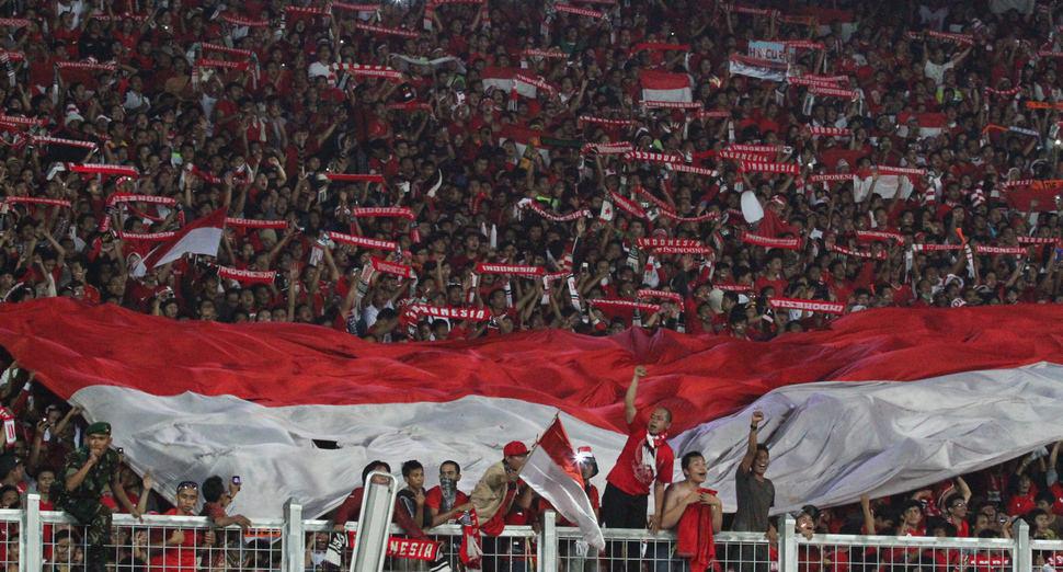 Fan Timnas memberikan dukungan di stadion