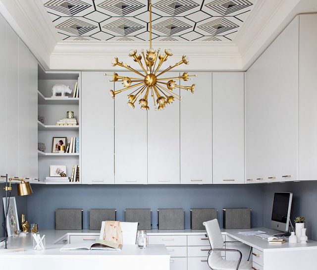Plafon wallpaper motif geometri di ruang kerja, karya Terris Lightfoot Contracting //