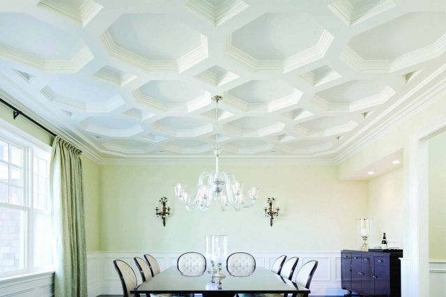 Plafon gipsum berpola geometris di ruang makan //