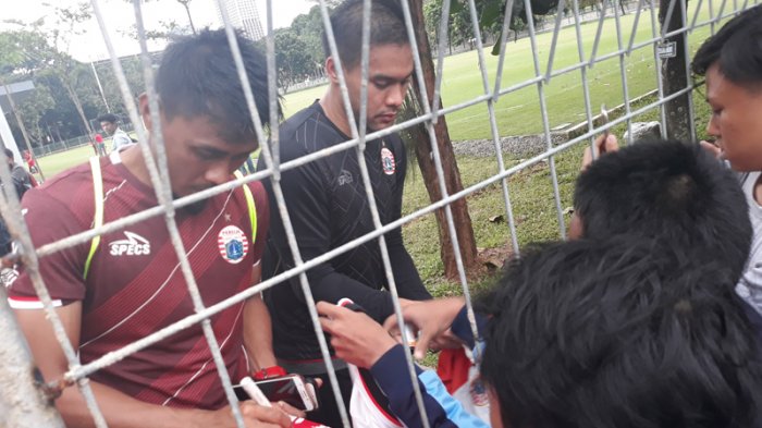 Fan sepakbola cilik meminta tanda-tangan pemain Persija