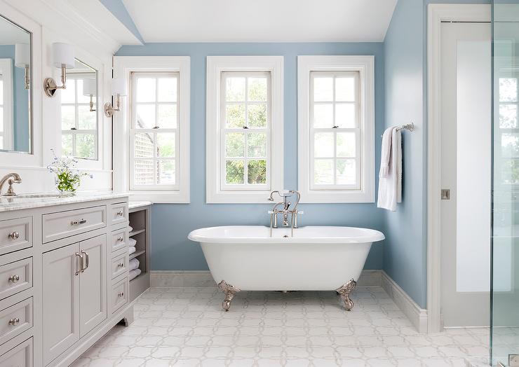 Kamar mandi bernuansa biru putih