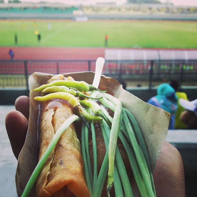 Lunpia Surabaya disantap di stadion