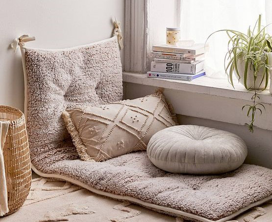 Sudut kamar yang nyaman buat santai-santai cantik