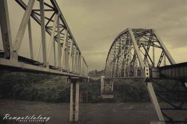 Jembatan Mbelng baru (kiri) dan jembatan Mbeling lama (kanan)