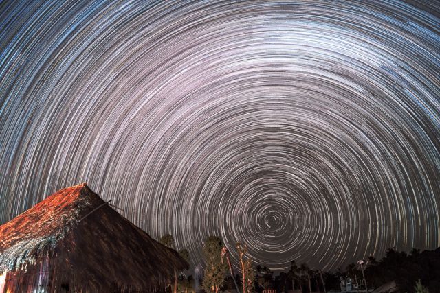 Star trail pada langit cerah