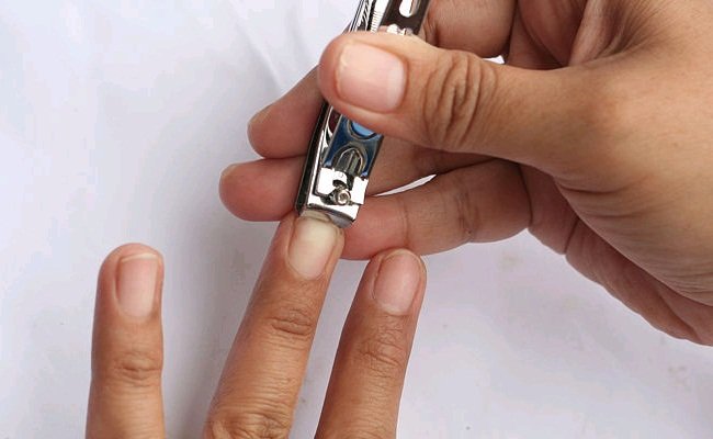 pinjam gunting kuku yang barusan dipakai
