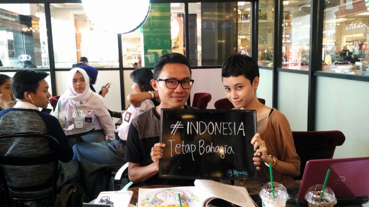 Dita dan Arya. "Stay happy!"