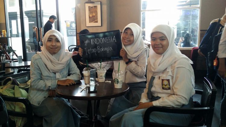 "Senyum adalah senjata terbaik kita."