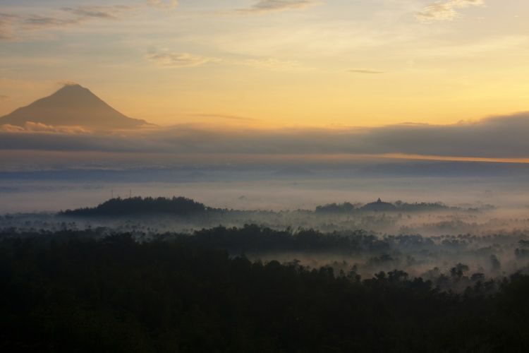 Kabut menyelimuti Candi Borobudur.