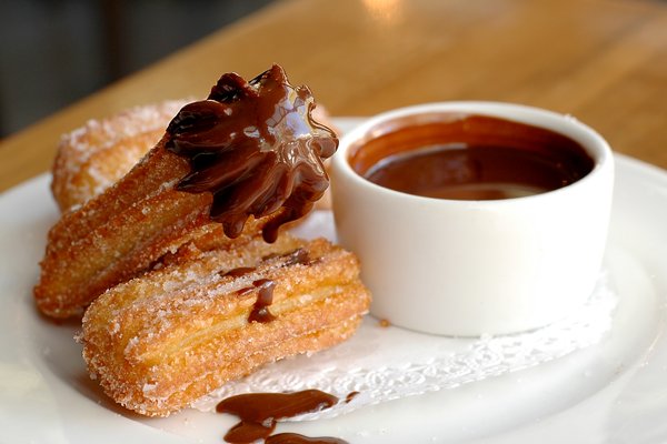 Churros dicelup cokelat makin legit.