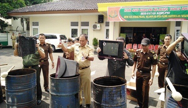 Saat Tv pak Kusrin "dimusnahkan"